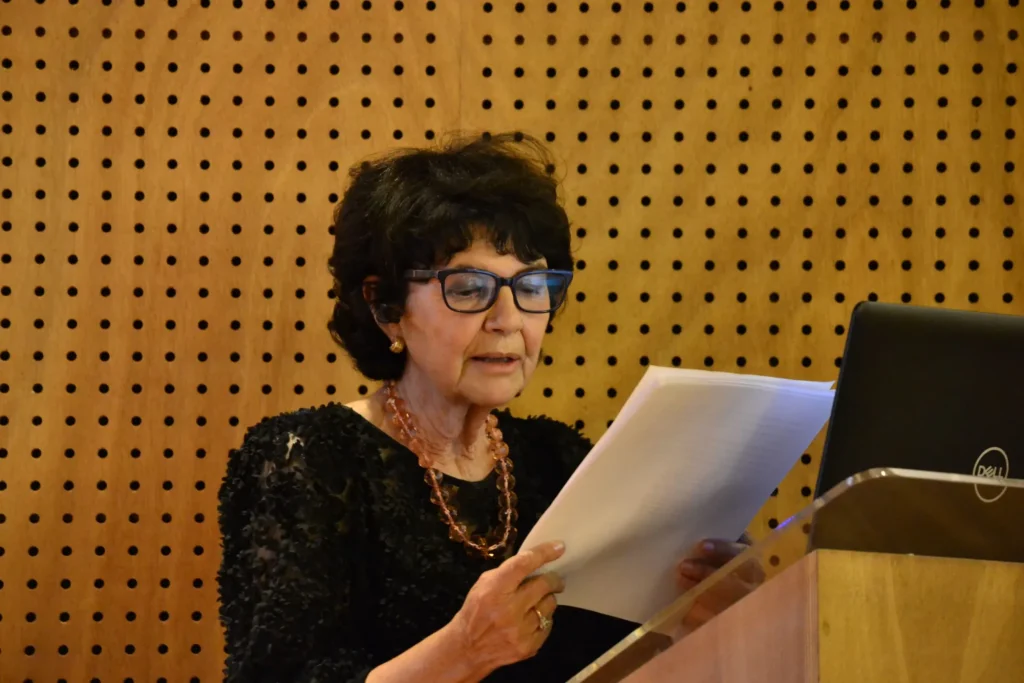 Regina Revilla durante su discurso en el Acto de su Ingreso en la Academia de Farmacia de Galicia como Académica Correspondente