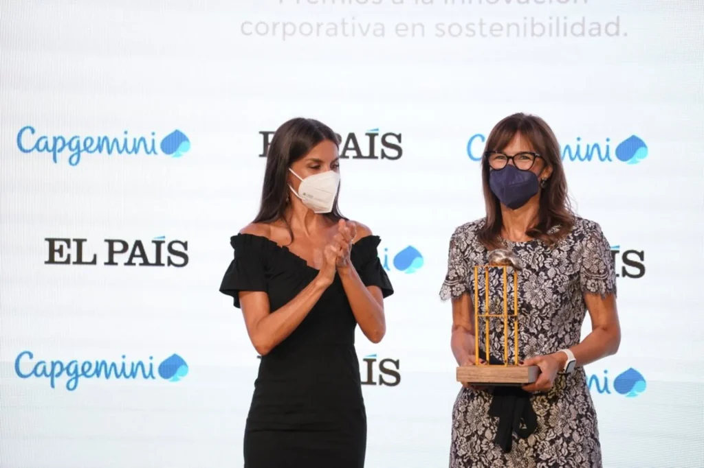 Silvia Lazcano, en nombre de AIRBUS, recibe Premio Retina 2021